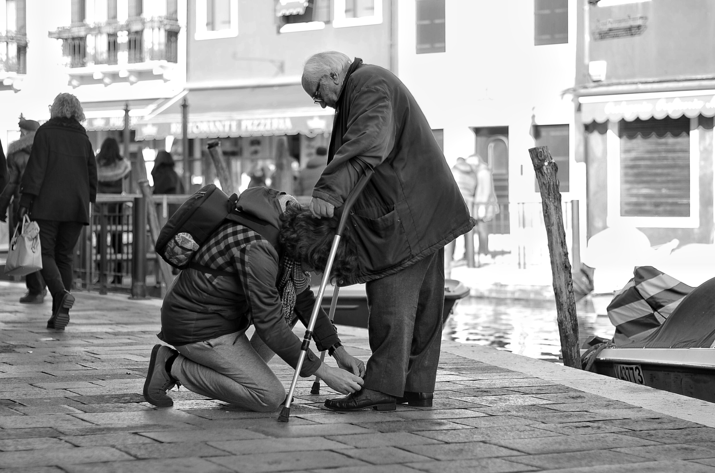 Ti posso allacciare le scarpe? di matteo-scarmignan