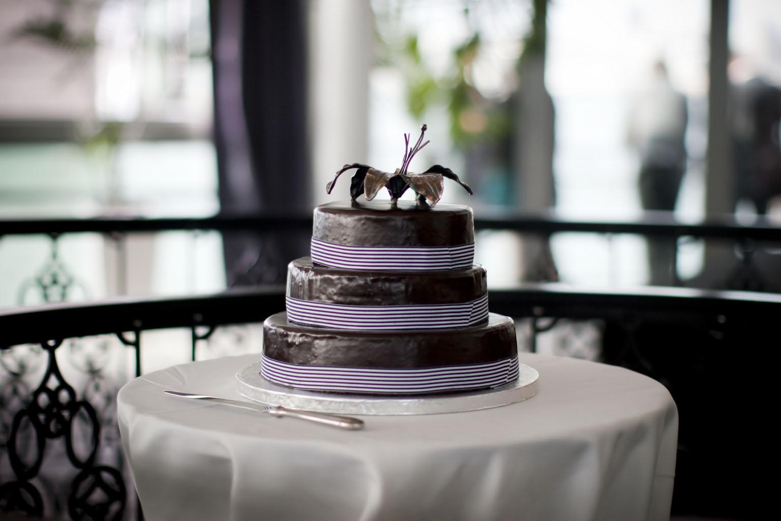 wedding cakes with gold