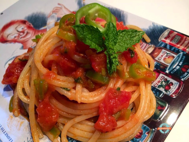 spaghetti al pomodoro e friggitelli croccanti