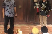 Wakil Walikota Surabaya Bagi Terompet Untuk Anak-Anak di Malam Tahun Baru