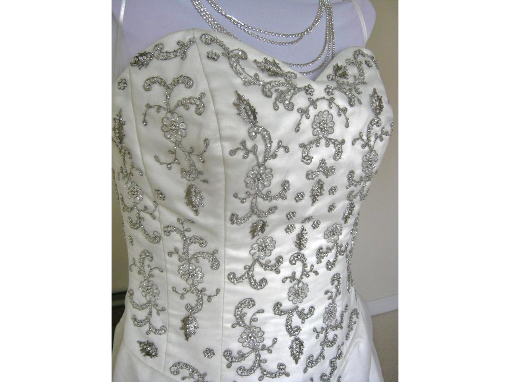 Sally Crew 9585 Second hand Wedding Dress  550 USD Save 78  Size 8 Location