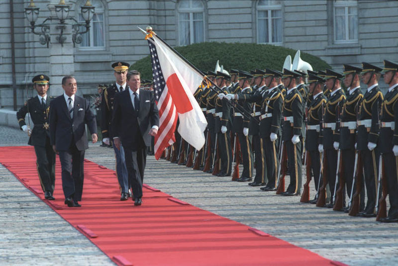 파일:external/upload.wikimedia.org/800px-Nakasone_and_Reagan_reviewing_troops_at_arrival_ceremony_at_Palace_in_Tokyo%2C_Japan_May_4%2C_1986.jpg