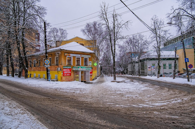 Костина, 7 - вид с перекрестка Костина и Воровского