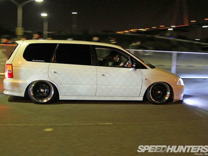 オデッセイのSPEEDHUNTERS・エムズガレージ・前のめりなのはエアサススイッチを触ってるからに関するカスタム事例の投稿画像1枚目