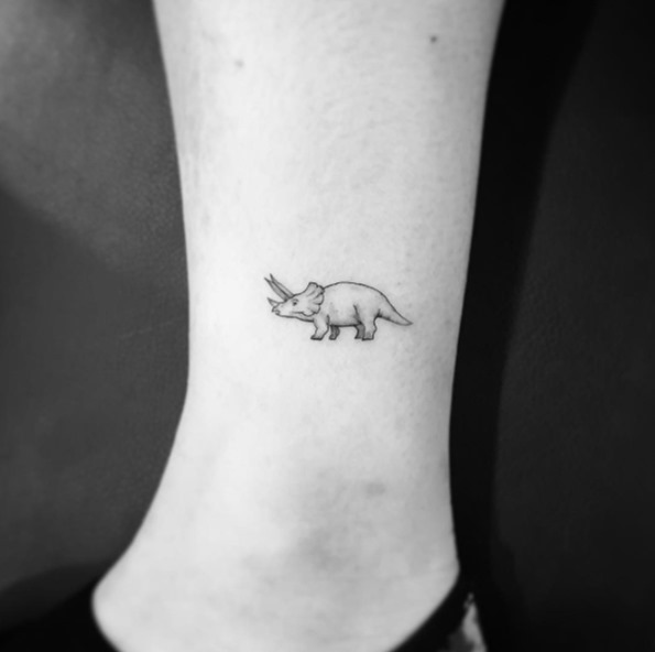 Este pequeno triceratops tatuagem