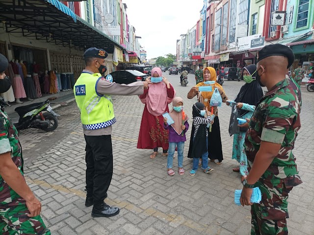 Pendisiplinan Prokes, Brimob Polda Sumut Bagikan Masker Kepada Masyarakat