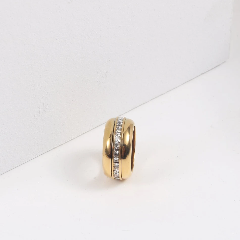 Bague en acier titane rotative avec zircone, cercle et carré, élégante et durable, idéale pour un usage quotidien.