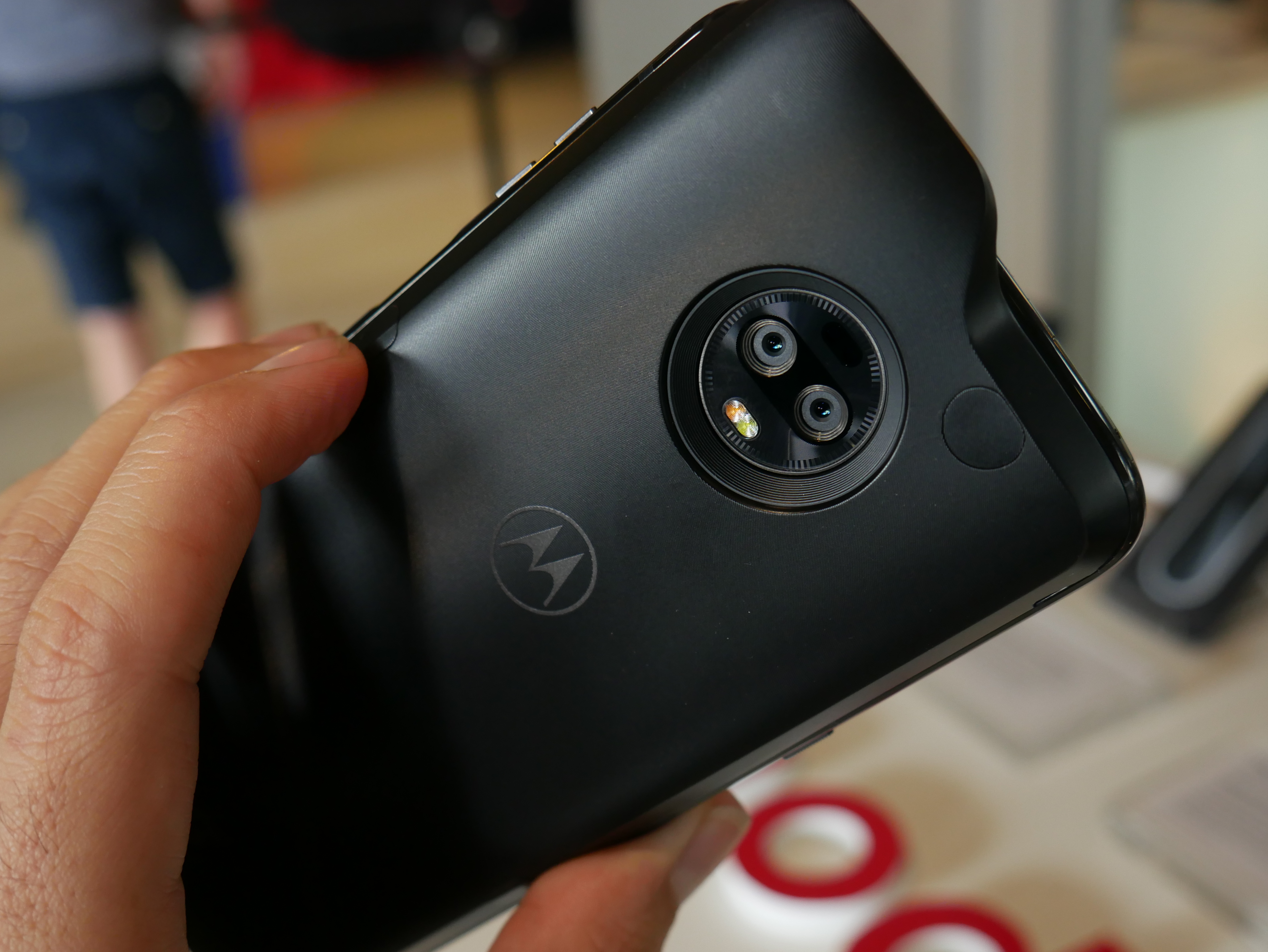 جوال Moto Z3 المميز بإكسسوارات Moto Mods مع سعر منخفض جداً