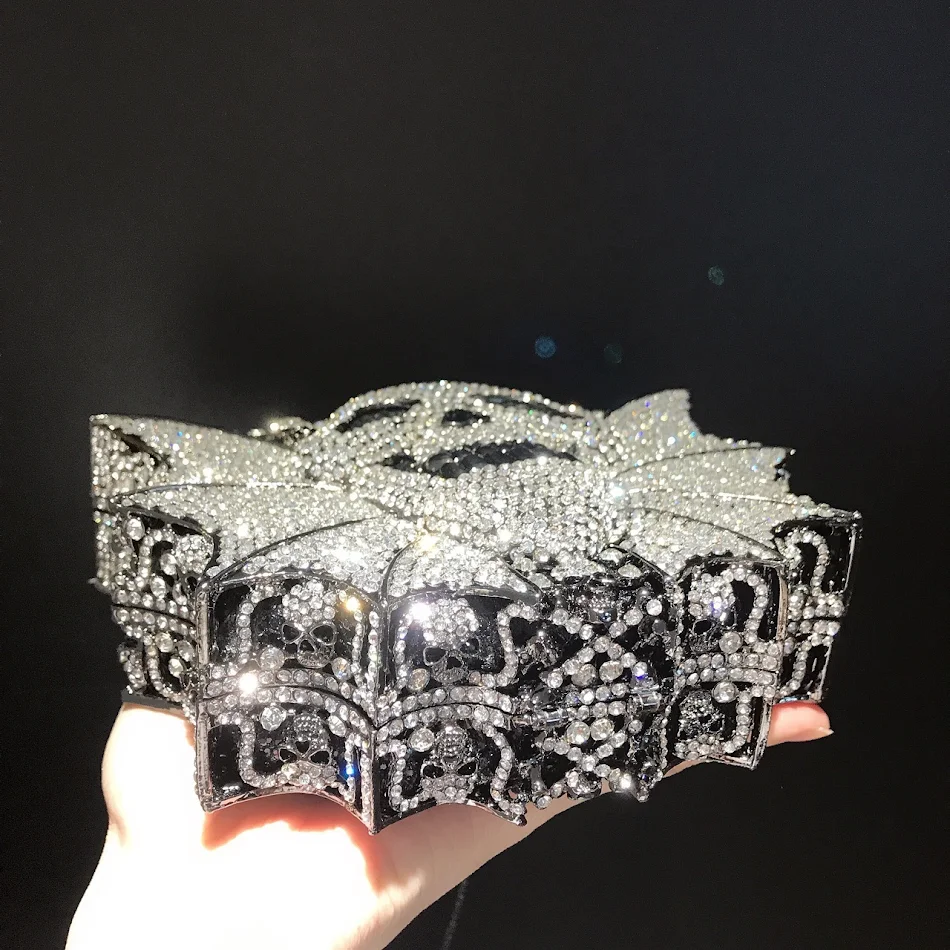 Bolso con diseño de murciélago, tachuelas y diamantes, personalizado, genial y a la moda, ideal para un look único y sofisticado.