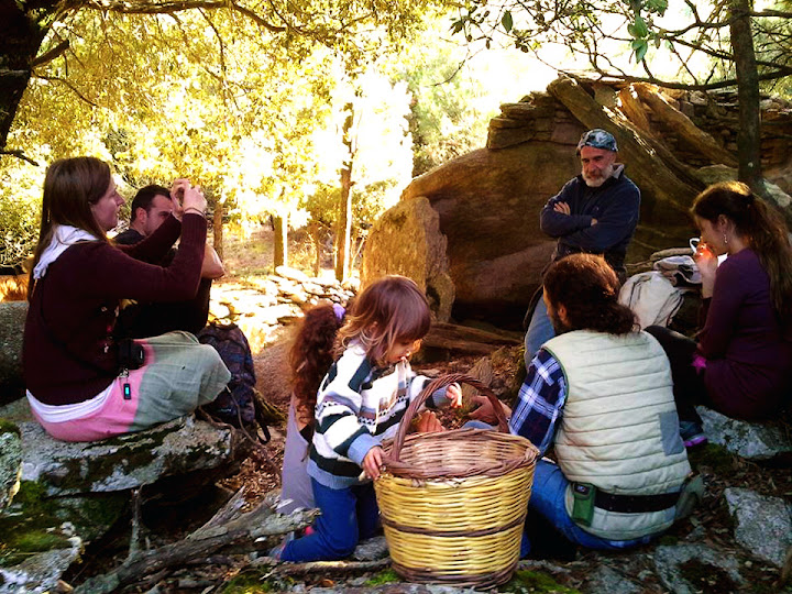 The teacher and the group talking about old things, nature and... mushrooms!