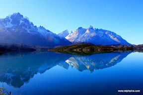 Lago Pehoe, Apine Grande and Las Cuernos