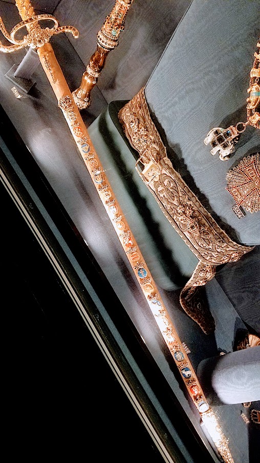 In the last room of the Treasury at Rosenburg Castle are The Crown Regalia that includes Sceptre, Orb, Anointing Rapier and Ampulla, all made in gold and jewels. The Anointing Rapier has the emblems of the 19 provinces.