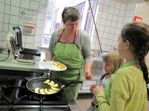 De appeltjes worden gebakken in olie.