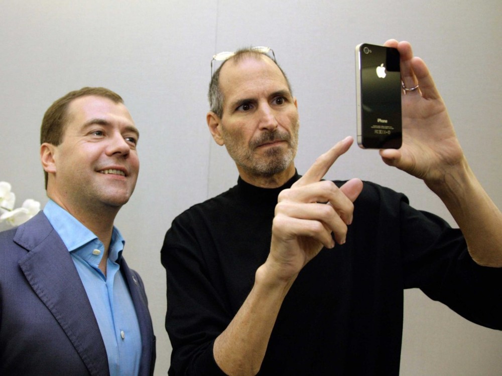 파일:external/static-ssl.businessinsider.com/dmitry-medvedev-photographed-with-steve-jobs-in-2010.jpg