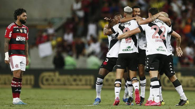 São Paulo vira no tempo normal, vence o Santos nos pênaltis e vai