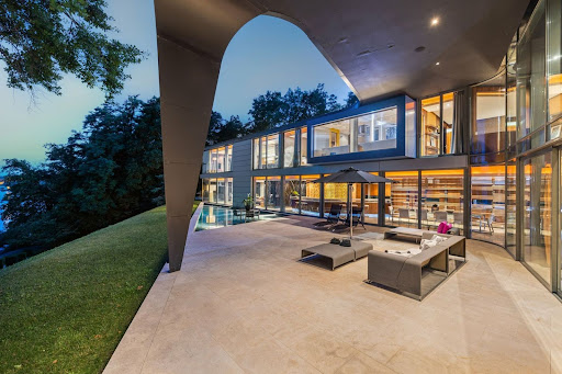 Villa with pool and garden 1