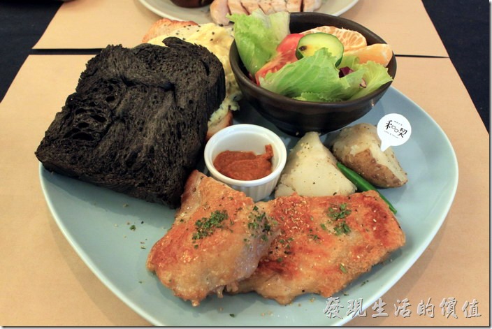 台南-和喫早午餐。雙色丹麥松露牛奶炒蛋-香料咖哩佐脆燒雞肉，好不容易終於等到餐點上桌，工作熊點的這個脆燒雞肉看起來真的好好吃，光用看的就已經食指大動，一口咬下後，外皮煎得香酥無比，真的非常好吃，雞肉可以沾中間的辣醬，建議可以多沾一點味道才會出來。