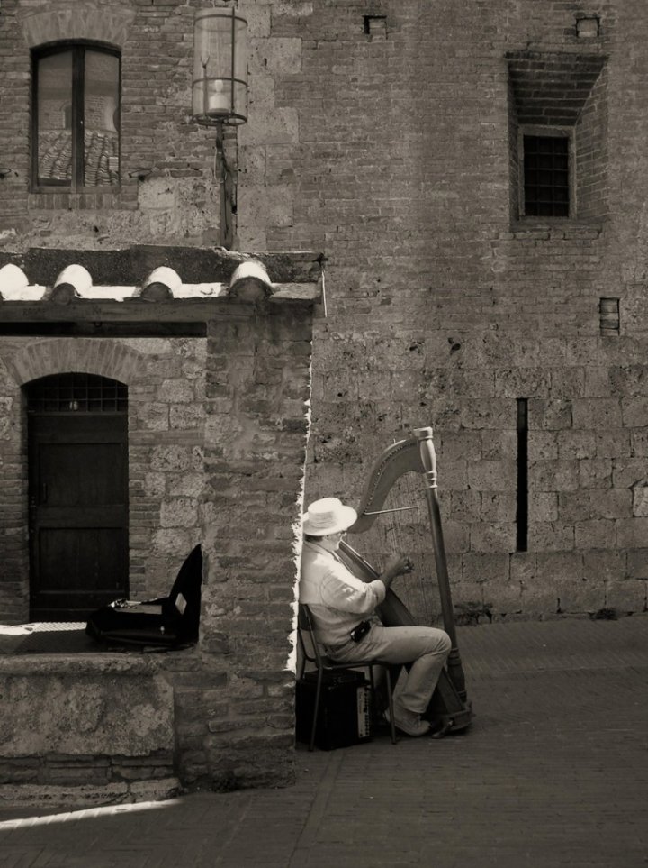 Arpista a San Giminiano di squini