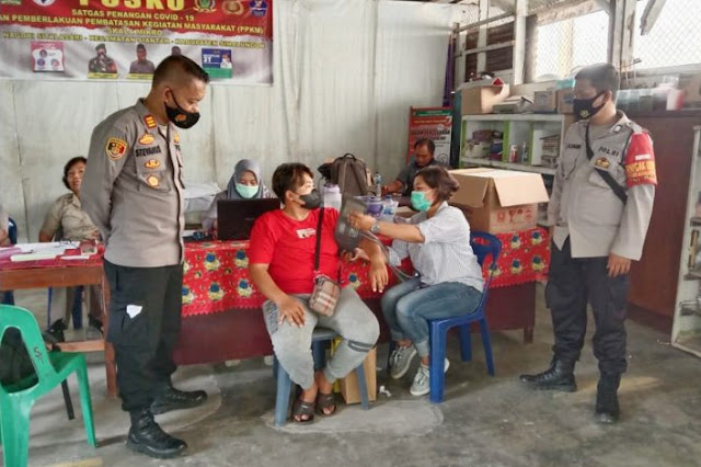 Kapolsek Bangun dan Bhabinkamtibmas Monitoring Vaksinasi di Nagori Karang Bangun
