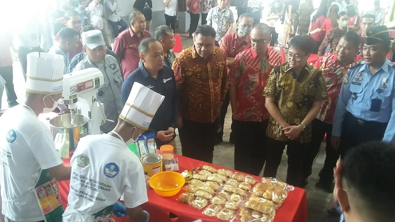 Kanwil Kemenkumham Provinsi Sulawesi Utara mengelar kegiatan pameran hasil karya  unggulan Warga Binaaan Pemasyarakatan  yang bertajuk One Day One Prison's Product dalam rangka memperingati Hari Bakti Pemasyarakatan ke-59. (Foto: Indimanado.com/Dwi)