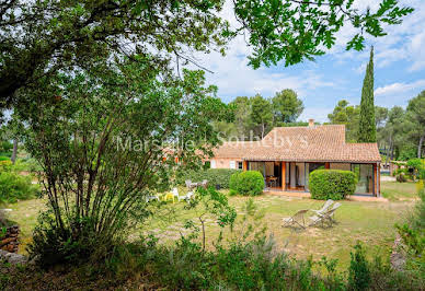 Maison avec piscine et jardin 8