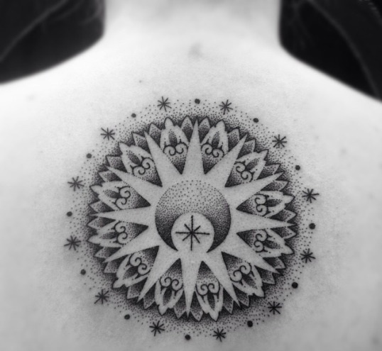 Mandala desenho de tatuagem com meia-lua e estrela, no interior, cobrindo a parte superior das costas e olhando incrivel