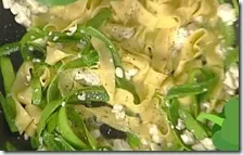 Tagliatelle di pasta e zucchine allo zafferano