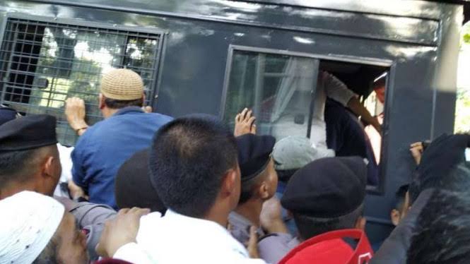 Massa Pro Anies Giring Belasan Orang yang Diduga Penyusup Massa Pro Anies Giring Belasan Orang yang Diduga Penyusup