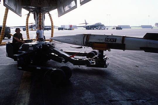 파일:external/upload.wikimedia.org/540px-AGM-69A_SRAM_loaded_into_B-1B.jpg