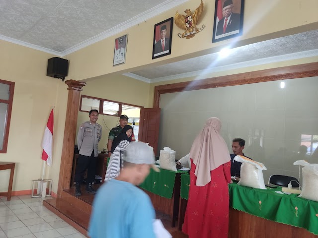 Pastikan Tepat Sasaran, Polsek Rajadesa Polres Ciamis Awasi Distribusi Bapanas Desa Purwaraja