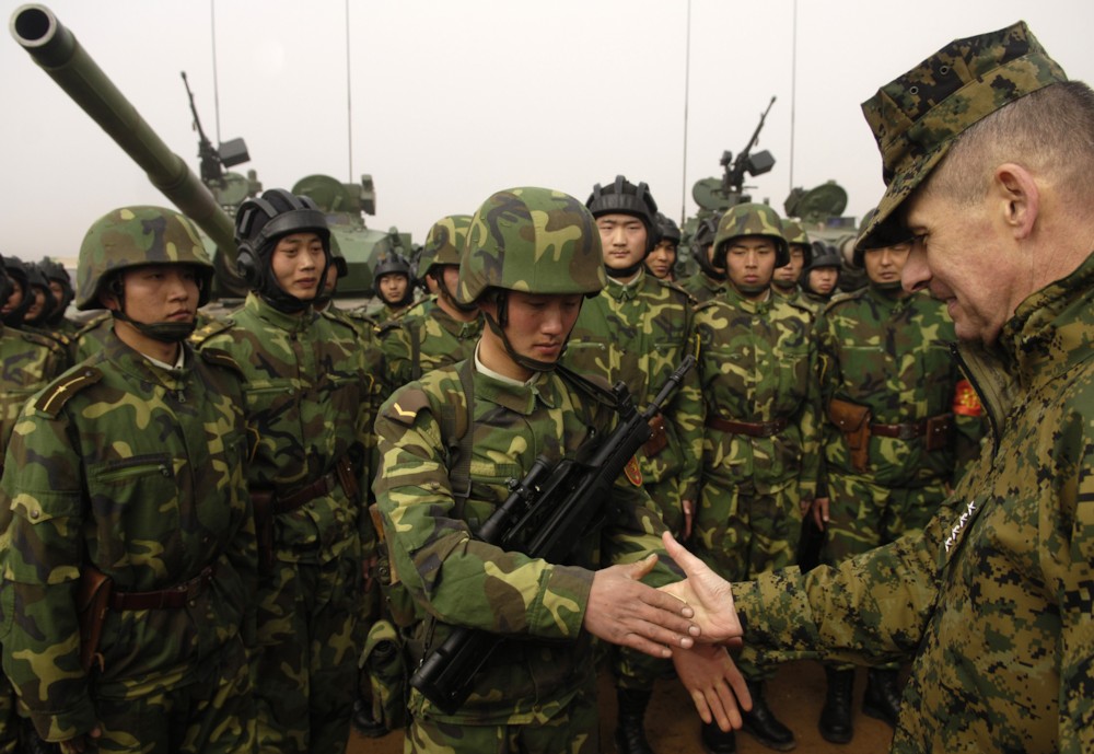 파일:external/upload.wikimedia.org/Peter_Pace_shakes_hands_with_a_Chinese_soldier_%28Shenyang_Base%2C_China%2C_March_24_2007%29.jpg