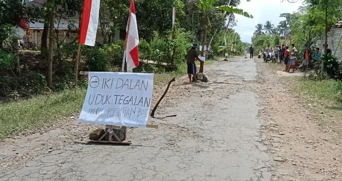 10 Tahun Tak Kunjung Diperbaiki, Warga Blitar 'Tanam Pisang' di Jalan Rusak