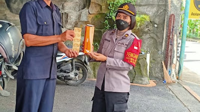 Supaya Terhindar Dari Penularan Covid-19 dan Jaga Daya Tahan Tubuh, Polres Klungkung Bagikan Multivitamin Ke Warga.