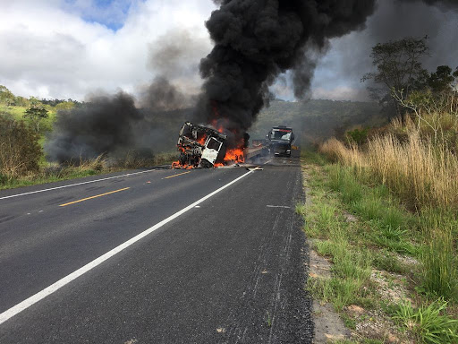 Carreta que transporta torre eólica pega fogo após colisão na BA-052