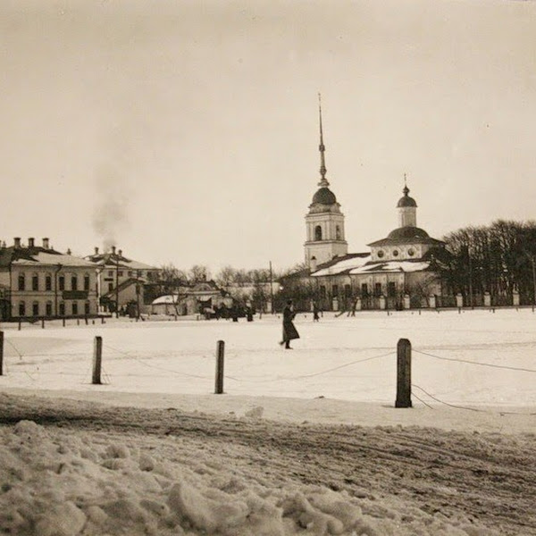Вид на Парадную площадь и Кирилло-Иоанно-Богословскую церковь. 1910-е Вологда