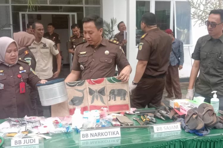 Kejari Lampung Timur Musnahkan Barang Bukti Hasil Kejahatan 
