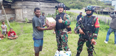 TNI Berikan Trauma Healing Kepada Masyarakat Kampung Tulo Pegunungan Bintang