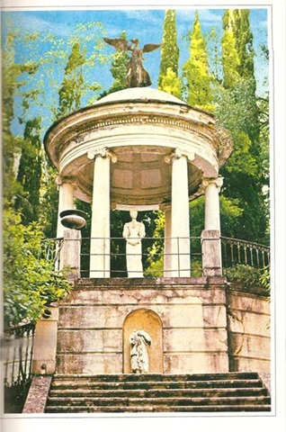 EL ELEGANTE PERISTILO CON LA ESTATUA DE MARMOL DE ISABEL. OTRO SITIO PRECIOSO EN LOS JARDINES DEL AQUIELEON