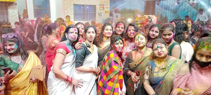 शाहगंज की महिलाओं द्वारा आयोजित महिलाओं को होली मिलन समारोह में नगर की महिलाओं ने राधा कृष्ण के साथ खेली जमकर होली