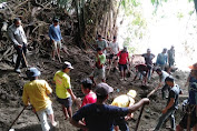 Bhabinkamtibmas Polsek Marioriwawo Gelar Gotong Royong Bersihkan Sampah dan Pasir di Jalanan Akibat Arus Air