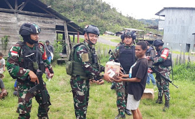 TNI Berikan Trauma Healing Kepada Masyarakat Kampung Tulo Pegunungan Bintang