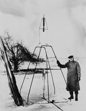 파일:external/www.wpi.edu/Goddard_Rocket_rdax_300x388.jpg