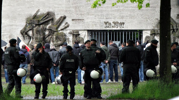 Polizei und Neonazis.