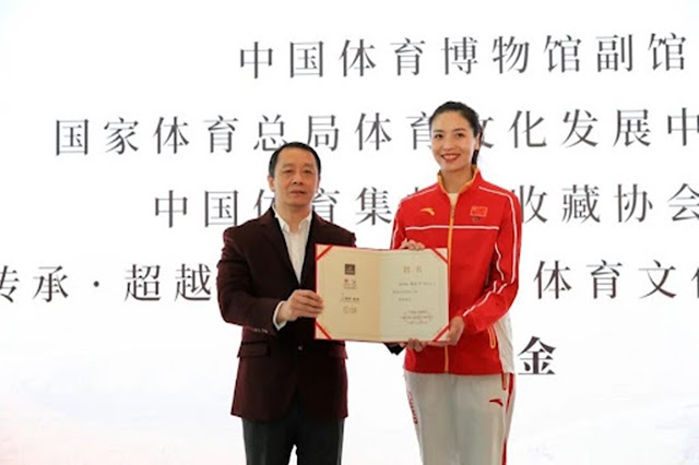 Cựu ngôi sao bóng chuyền Wei Qiuyue tặng HCV cho bảo tàng thể thao TQ