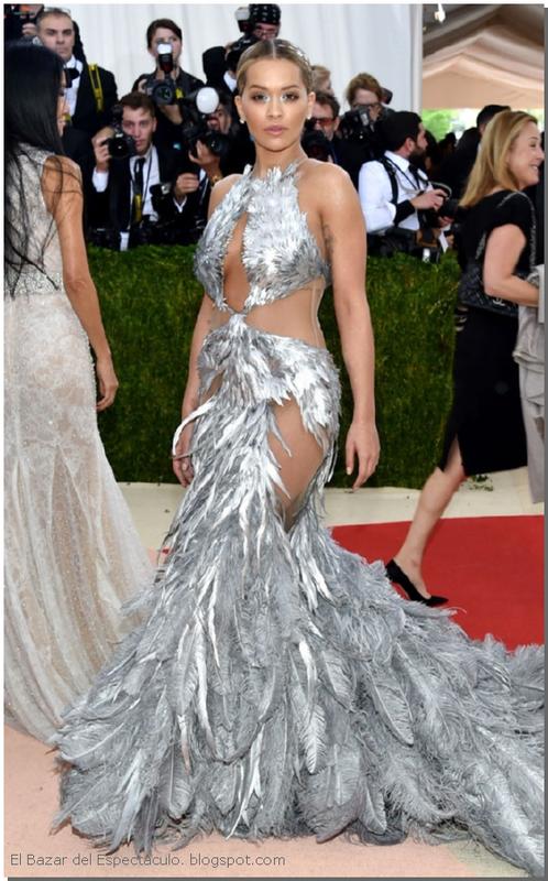 Rita Ora en Vera Wang.jpg