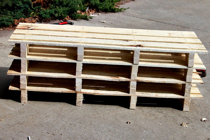 Giant Shoe Rack Made Out Of Discarded Pallets • 1001 Pallets