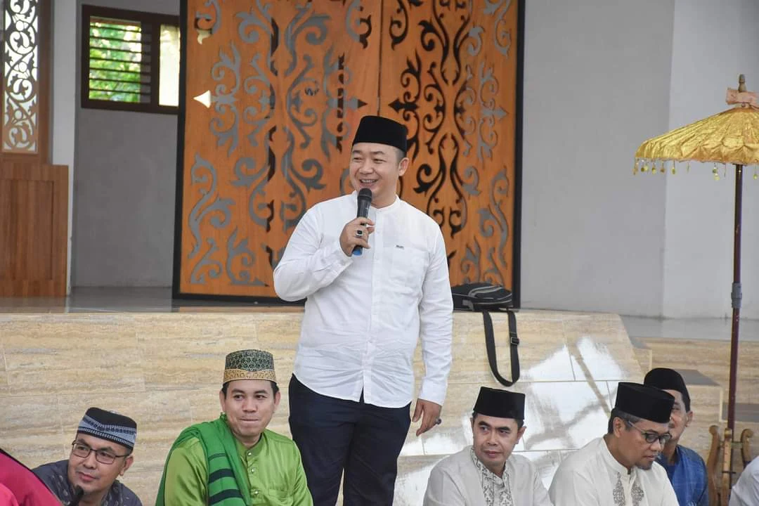 momen sekda Alexander Wilyo berpantun saat hadiri undangan diacara berbagi ormas PLK, Selasa 18 April 2023.