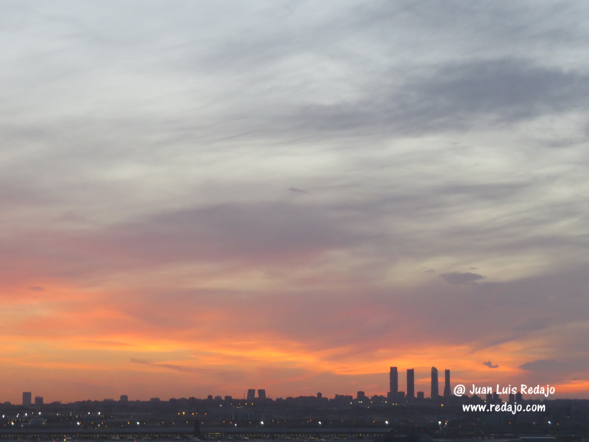 Puesta de sol en Madrid entre las 4 torres de Castellana