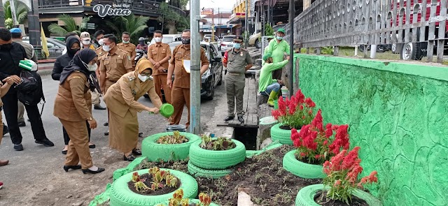 Bersama Plt Walikota, Dedi Kustanto Tinjau Perbaikan Taman