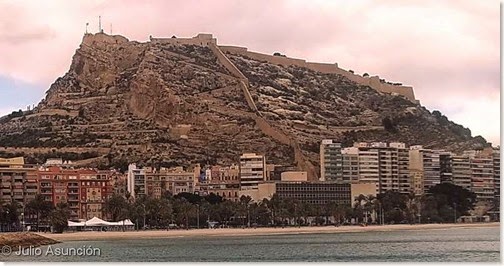 El castillo de Alicante y la playa del Postiguet